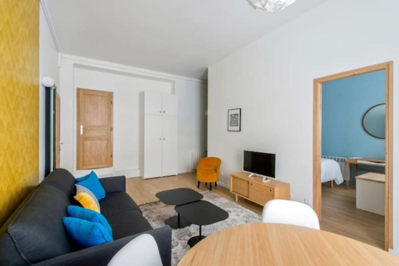 Cozy 2 Bedroom Apartment In Париж Екстериор снимка